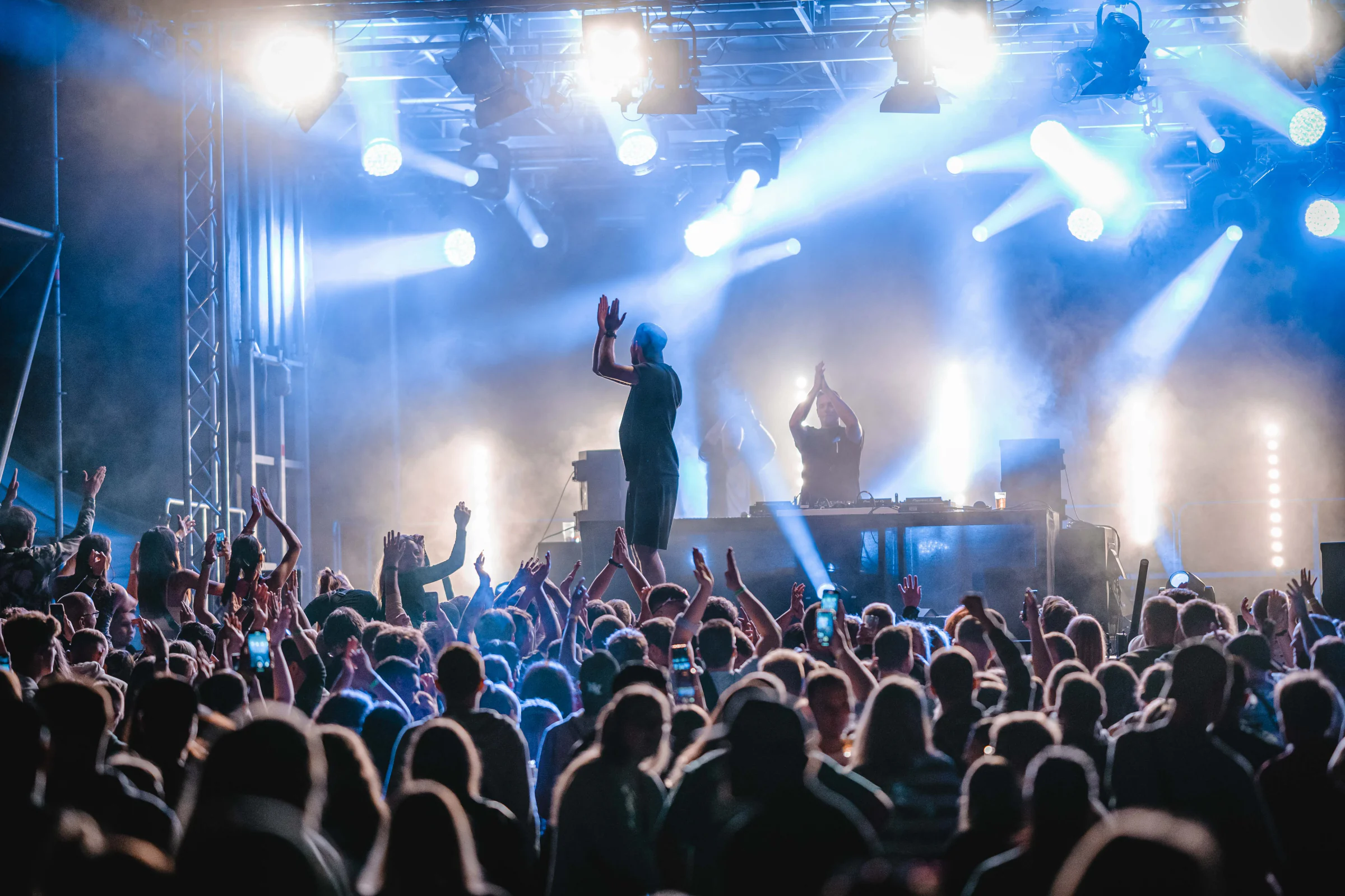 Festivalbühne mit DJ Robinho und großer Crowd