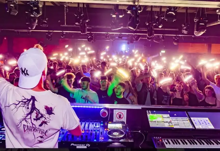 DJ Robinho spielt ein Clubset vor der Tanzfläche