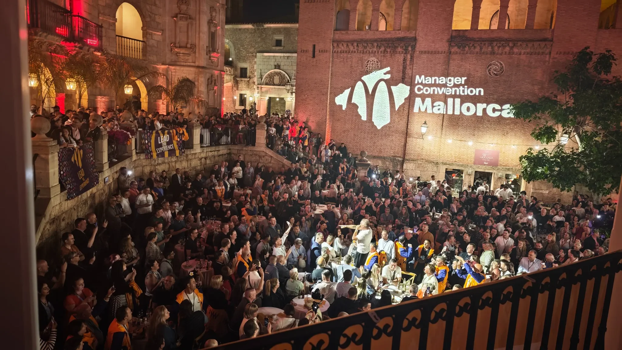 Abendveranstaltung der Manager Convention Mallorca im Innenhof mit Logo-Projektion