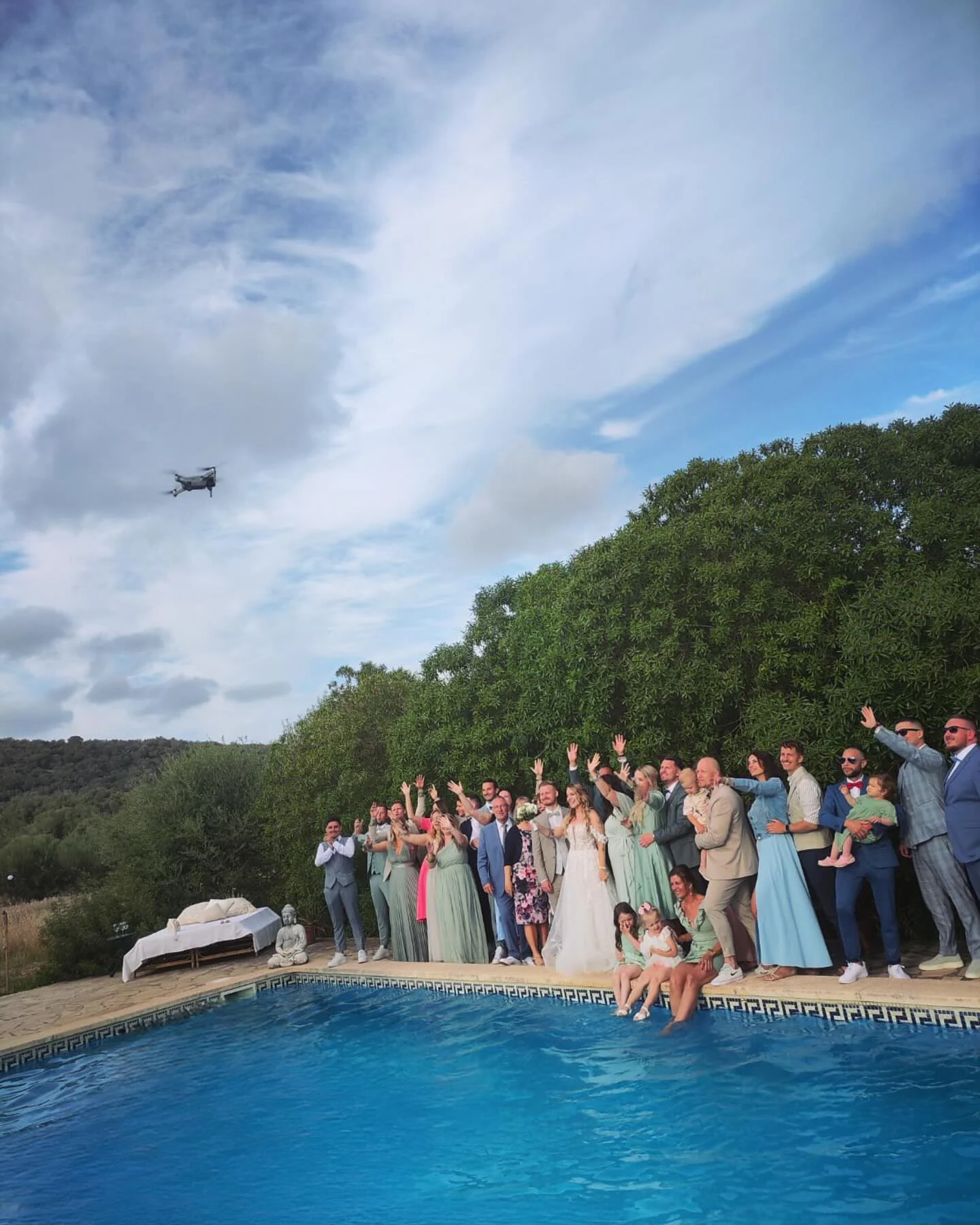 Hochzeitsgesellschaft an einem Pool auf Mallorca