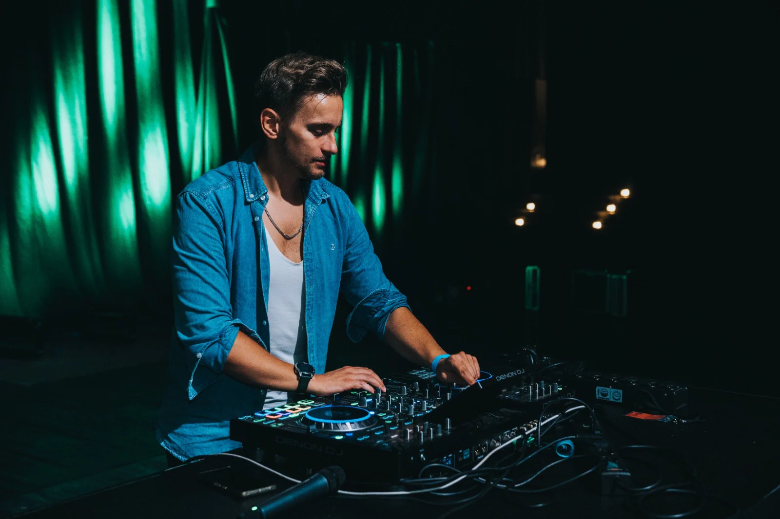 DJ Robinho am DJ-Controller während eines Clubsets