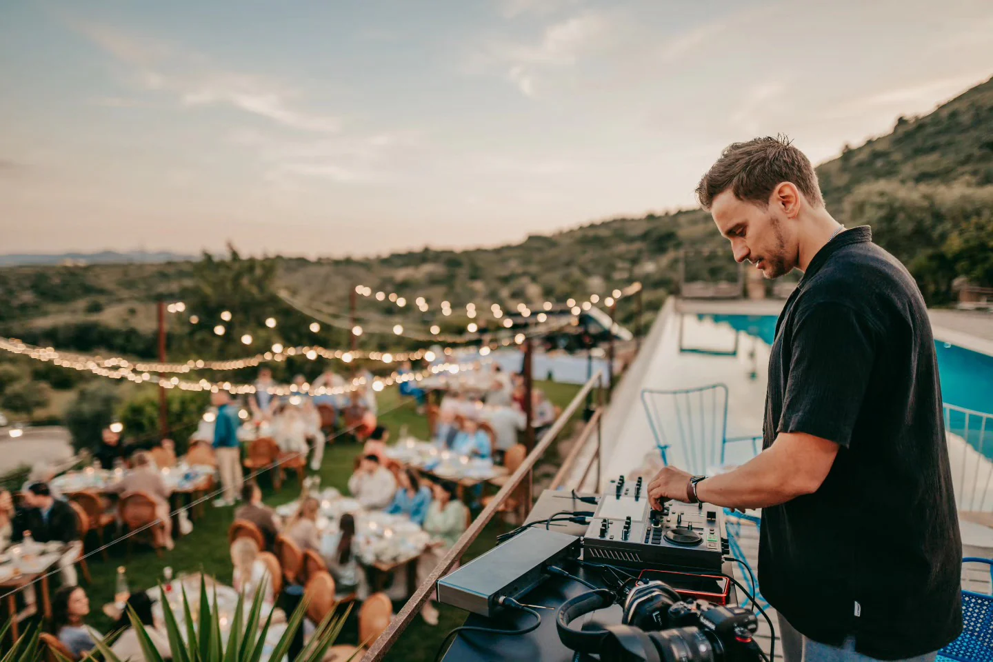 DJ Robinho spielt bei einem Outdoor-Event in der Abendsonne